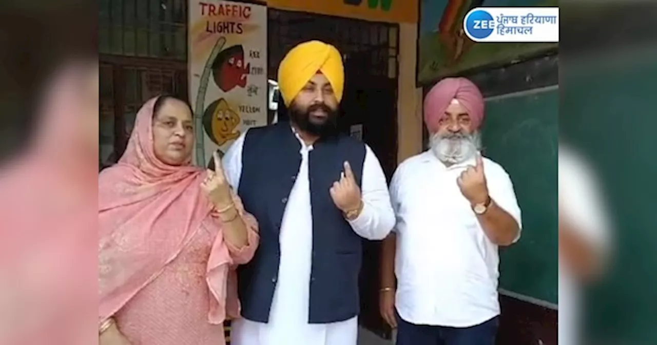 Panchayat Election 2024: ਕੈਬਨਿਟ ਮੰਤਰੀ ਹਰਜੋਤ ਸਿੰਘ ਬੈਂਸ ਨੇ ਮਾਤਾ ਤੇ ਪਿਤਾ ਨਾਲ ਆਪਣੇ ਜੱਦੀ ਪਿੰਡ ਗੰਭੀਰਪੁਰ ਵਿਖੇ ਪਾਈ ਆਪਣੀ ਵੋਟ