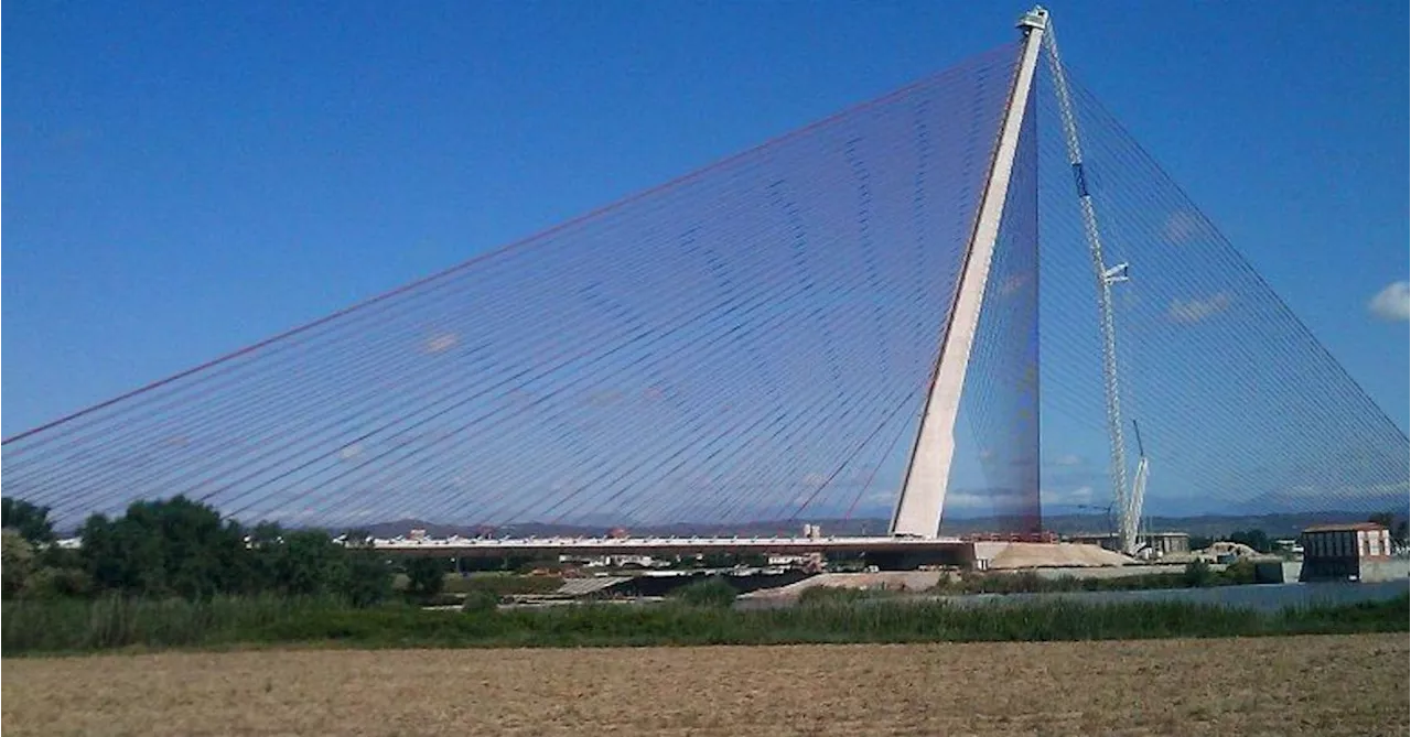 Tourist dies trying to climb Spain's highest bridge for social media content