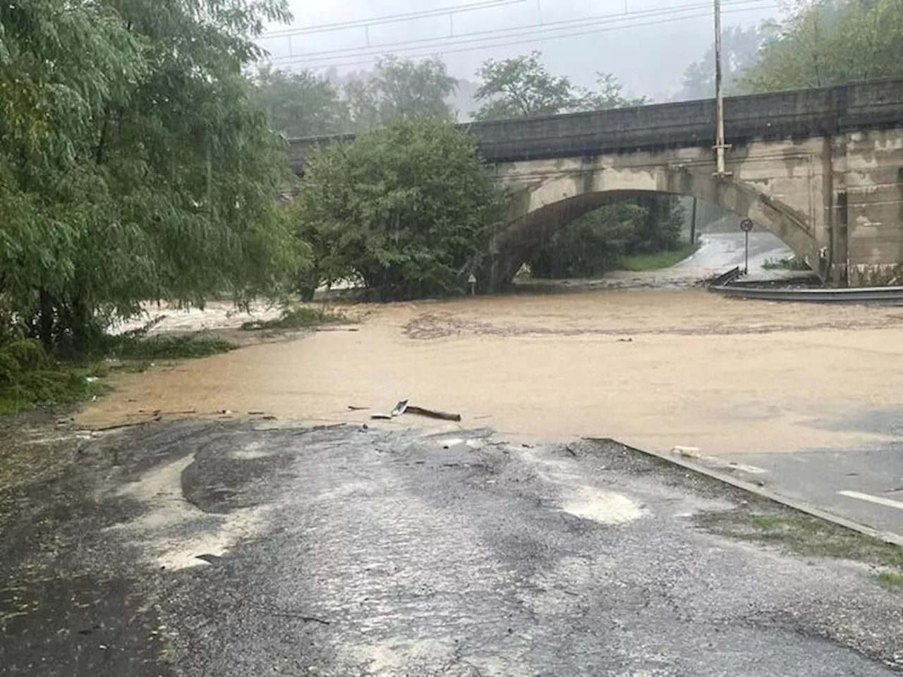 Allerta maltempo in Liguria. Esondano fiumi, frane. Allagamenti anche nell'Alessandrino