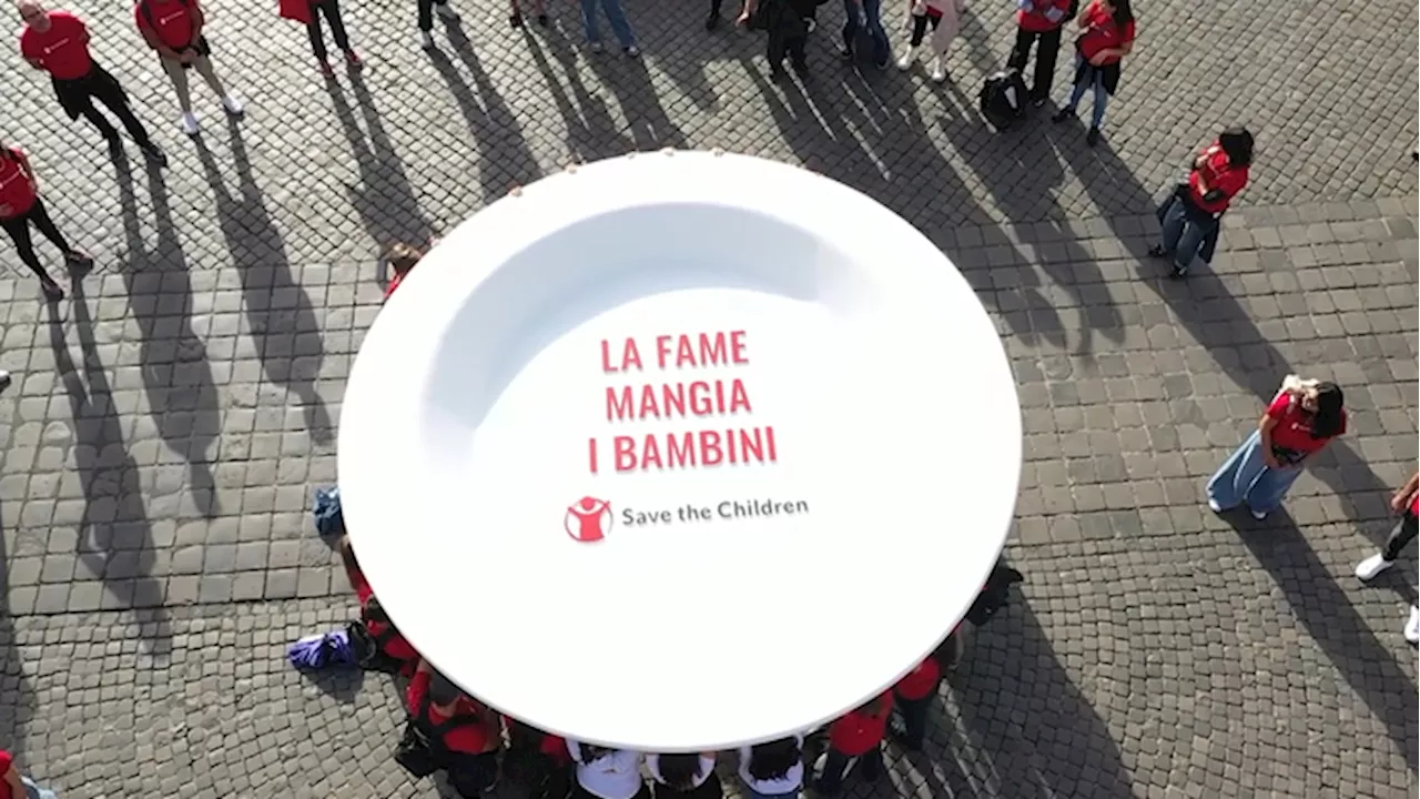 'La fame mangia i bambini', campagna Save the Children con enormi piatti vuoti