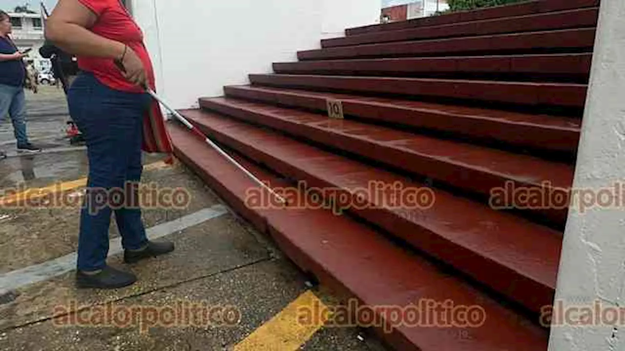 Invasión de banquetas en Coatzacoalcos, martirio para personas con discapacidad visual