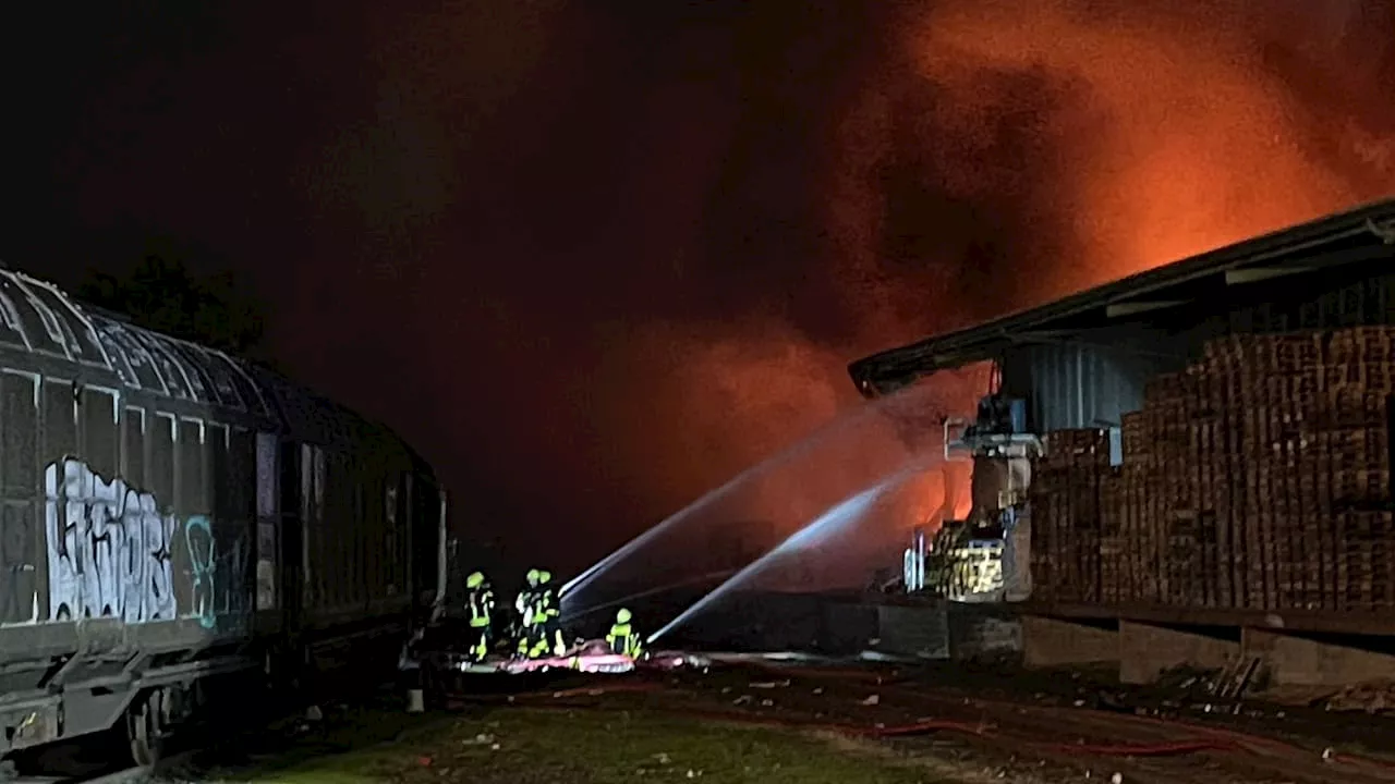 Frankfurt: Feuer bringt Lagerhalle zum Einsturz!