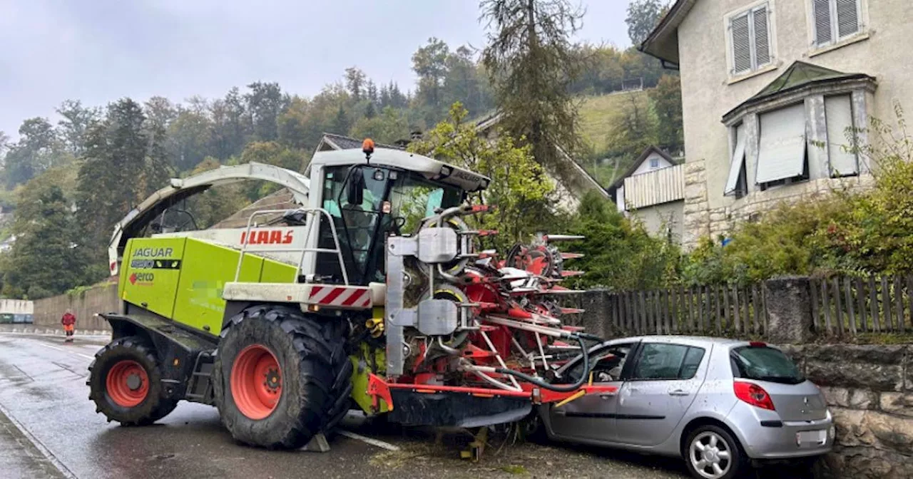 Maishäcksler kollidiert mit Auto – Totalschaden