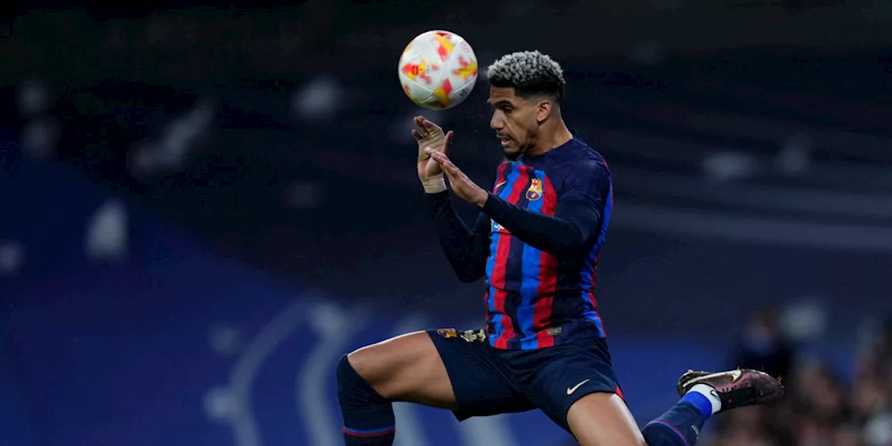 Barcelona dan Hansi Flick Beda Pendapat Rencana Soal Penjualan Ronald Araujo