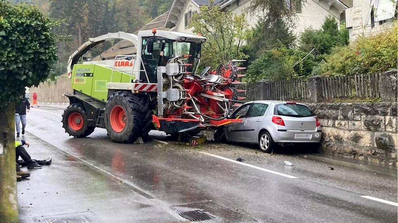  Frontalkollision zwischen Mähdrescher und Auto in Brugg