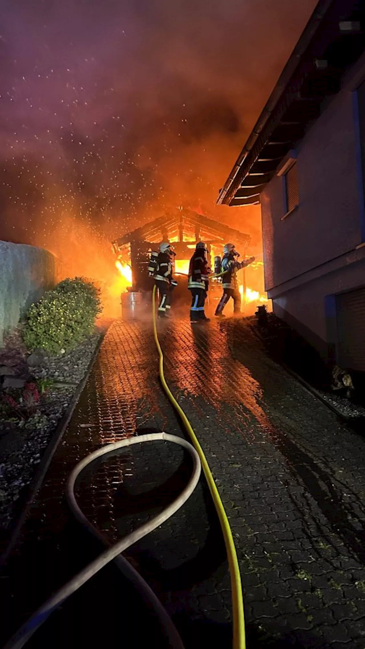 Gartenlaubenbrand in Obervalbert - Feuerwehr verhindert Ausbreitung auf Dachstuhl eines Wohnhauses