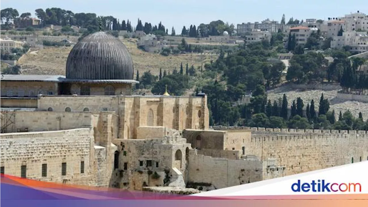 Pemukim Israel Terobos Masjid Al Aqsa, Ada yang Pakai 'Tanda Bahaya'