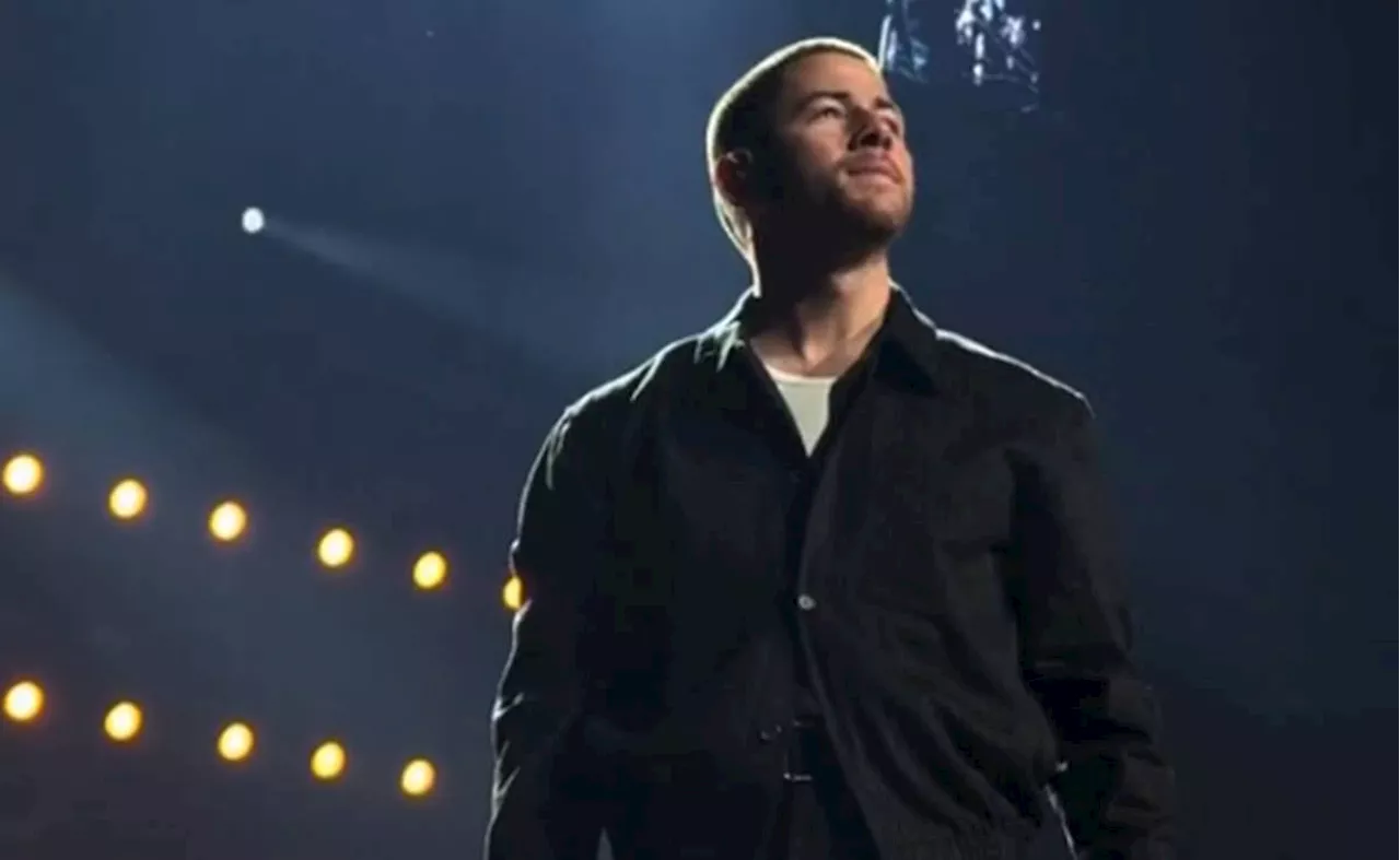 Nick Jonas sale corriendo del escenario durante un concierto después de que le apuntaran con un láser