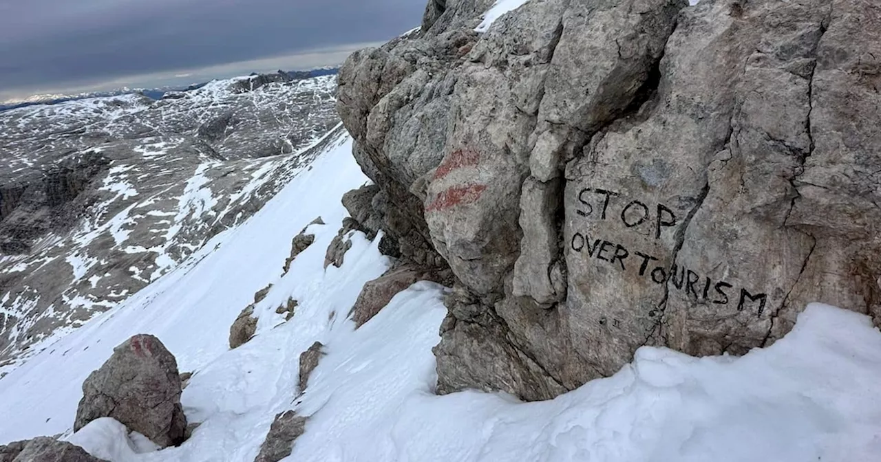 „Stop Overtourism“: Felsen beschmiert: Protest gegen Massentourismus in den Dolomiten