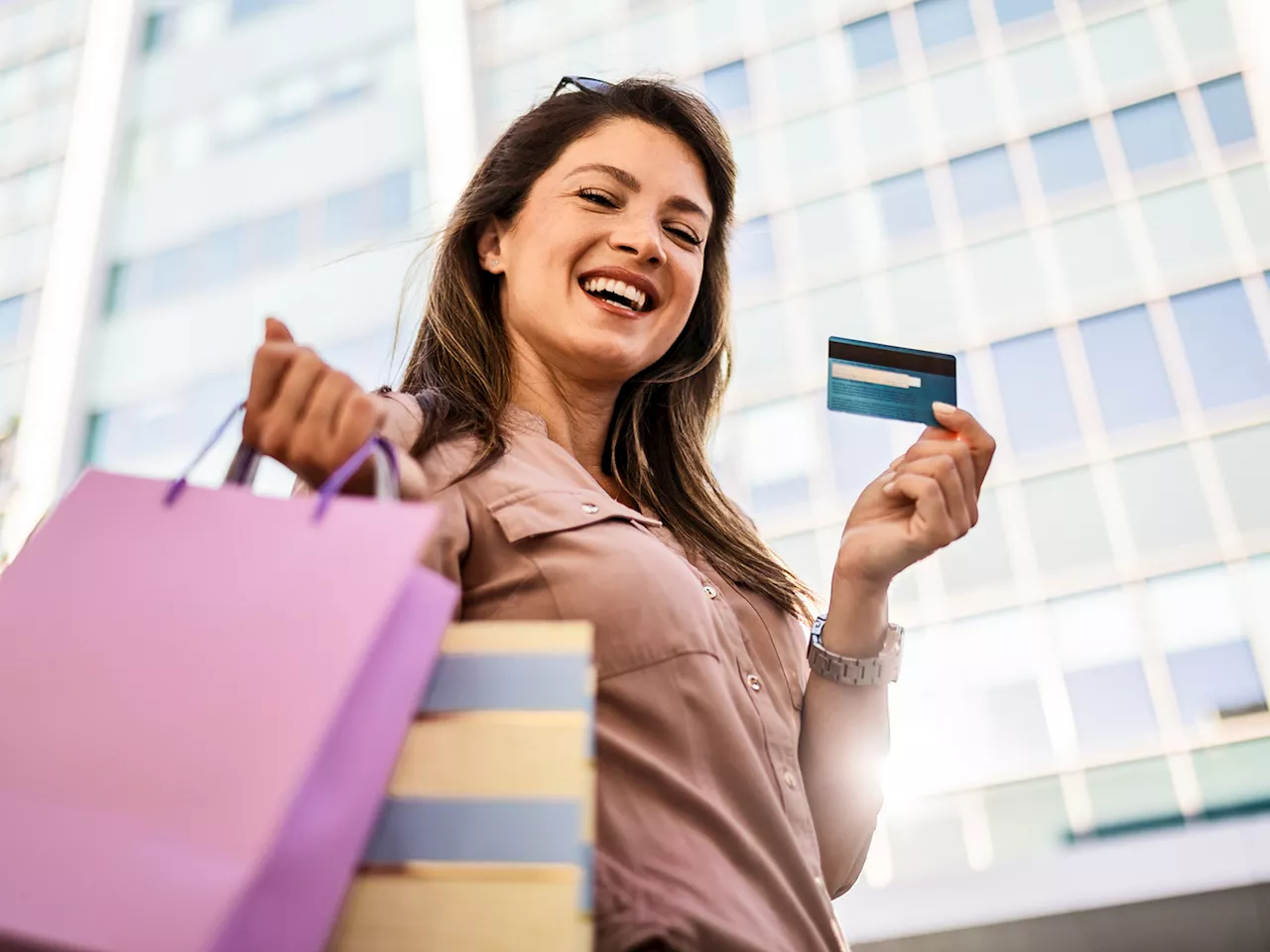 Amex Gold vs. World Elite Mastercard: Welche Kreditkarte lohnt sich beim Shoppen?