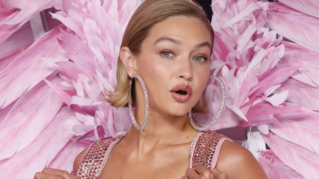 Gigi Hadid fait une entrée spectaculaire en combi short au défilé Victoria's Secret