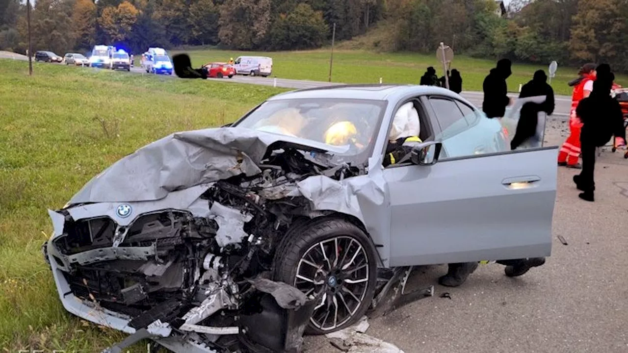  Taxi übersehen! Autofahrerin verursacht Massen-Crash