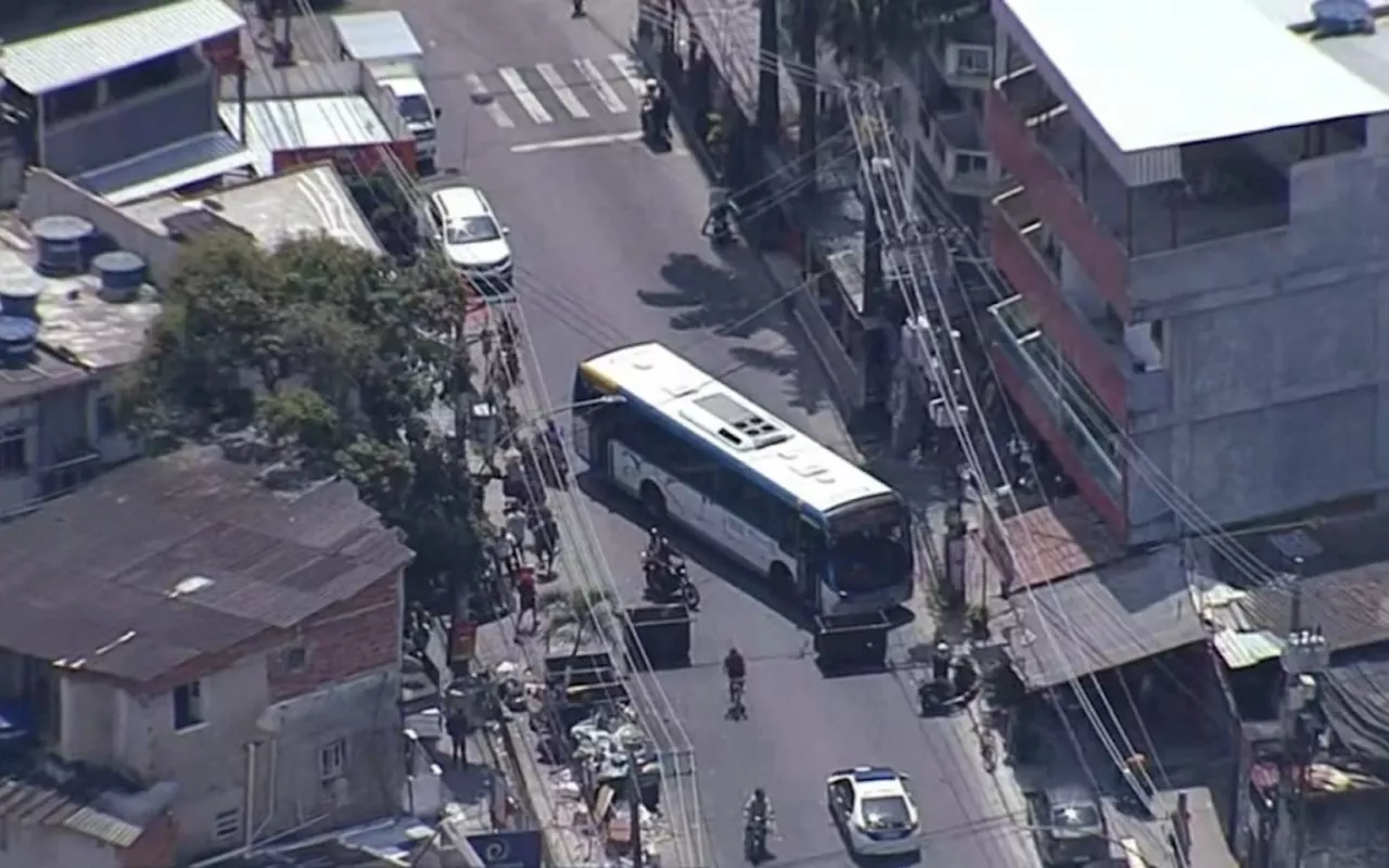 Ônibus são sequestrados e usados como barricadas em operação da PM na Zona Oeste