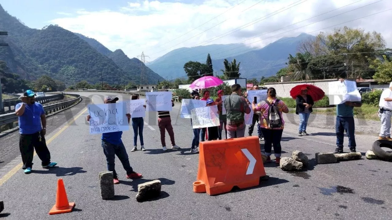 Cierran autopista Orizaba - Puebla; denuncian falta de Obra en Huiloapan