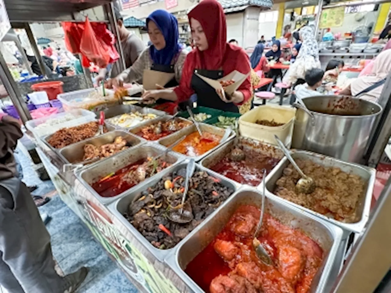 Go off the beaten path to Pasar Sungai Besi for Malay eats like ‘lontong’, ‘mee kari’, ‘lempeng kelapa’, ‘nasi lemak’, ‘mee soto’ and more