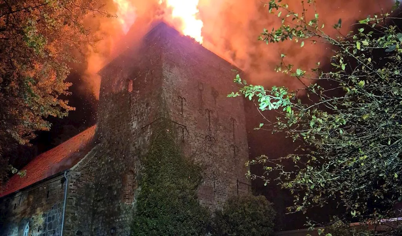 Historischer Kirchturm brennt aus: Hängt die Glocke noch sicher?