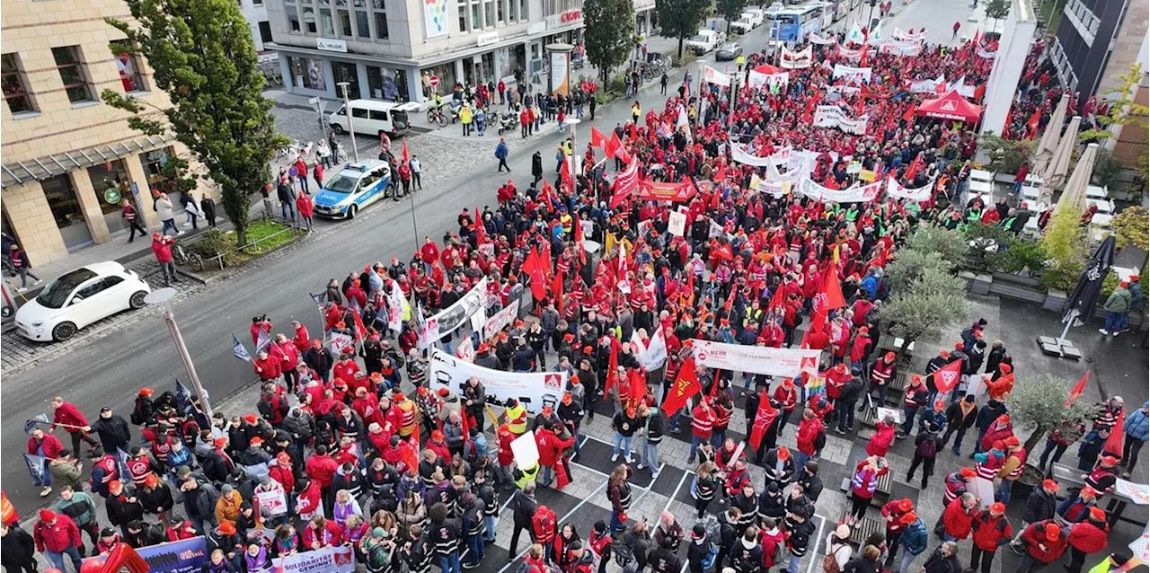 Tausende Besch&auml;ftigte ziehen durch N&uuml;rnberg - IG Metall unzufrieden mit Arbeitgeber-Angebot