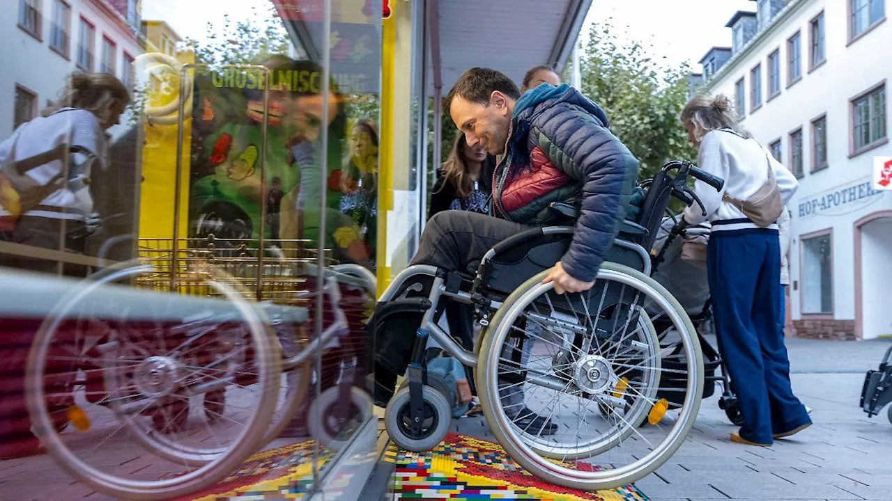 Hessen: Stadt aus der Sicht von Menschen im Rollstuhl kennenlernen