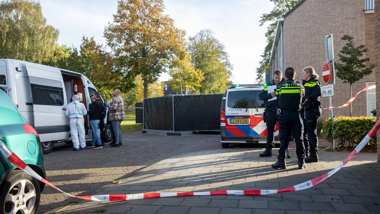 Dode op stoep gevonden, politie doet al urenlang onderzoek