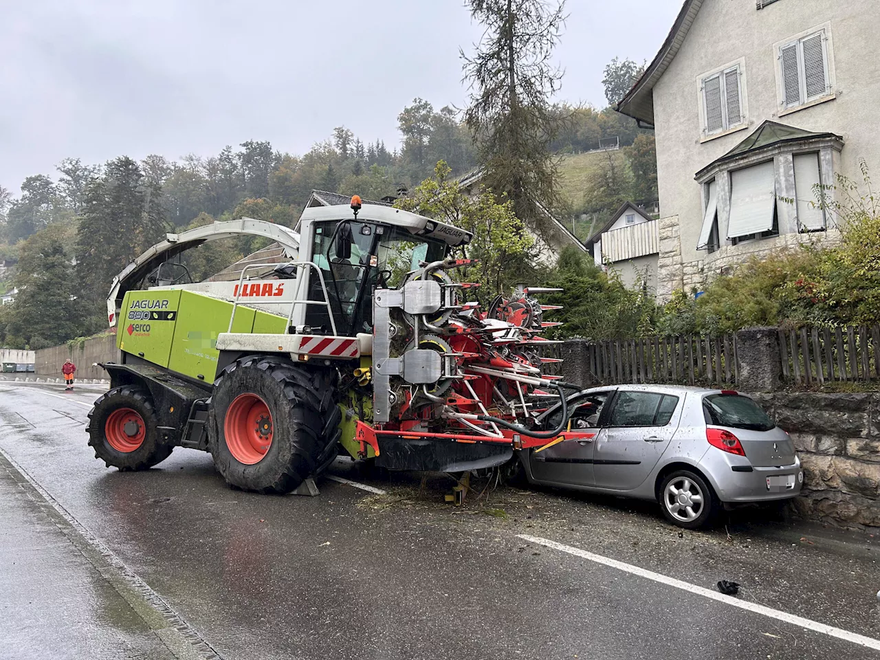 Frontal-Crash in Brugg AG: Mann (29) verliert Kontrolle über Maishäcksler und kracht in Auto