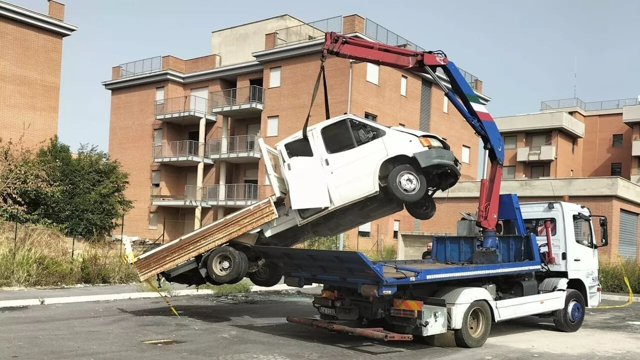 Colle degli Abeti, rimosso dopo sei mesi il furgone abbandonato