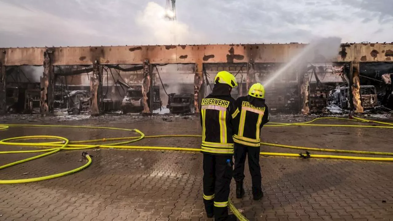 Brände: Innenstaatssekretär reagiert bestürzt auf Feuerwachen-Brand