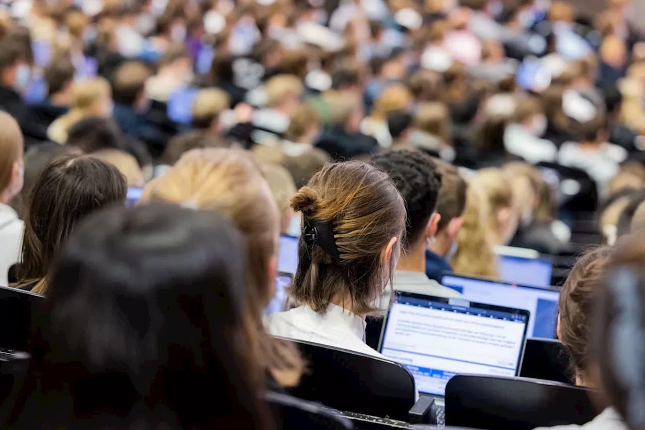 Studieren in Bayern: Minister Blume spricht von Rekorden - Unmut beim Thema Wohnen