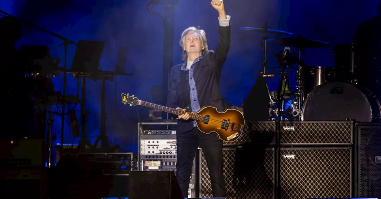 Em show em SP, Paul McCartney chama Lennon de “mano” e Harrison de “parça”