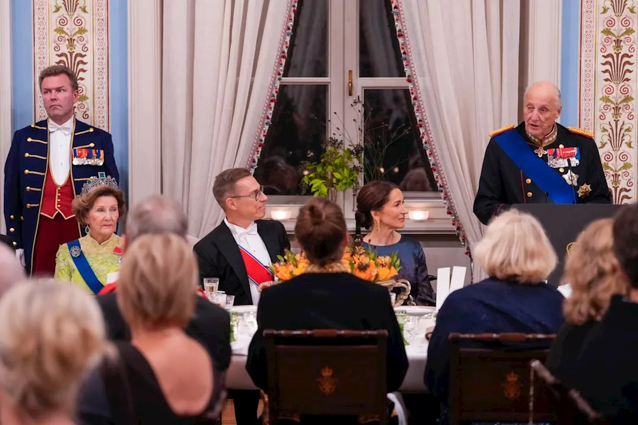 Kongen tøyset med Finlands president under gallamiddagen