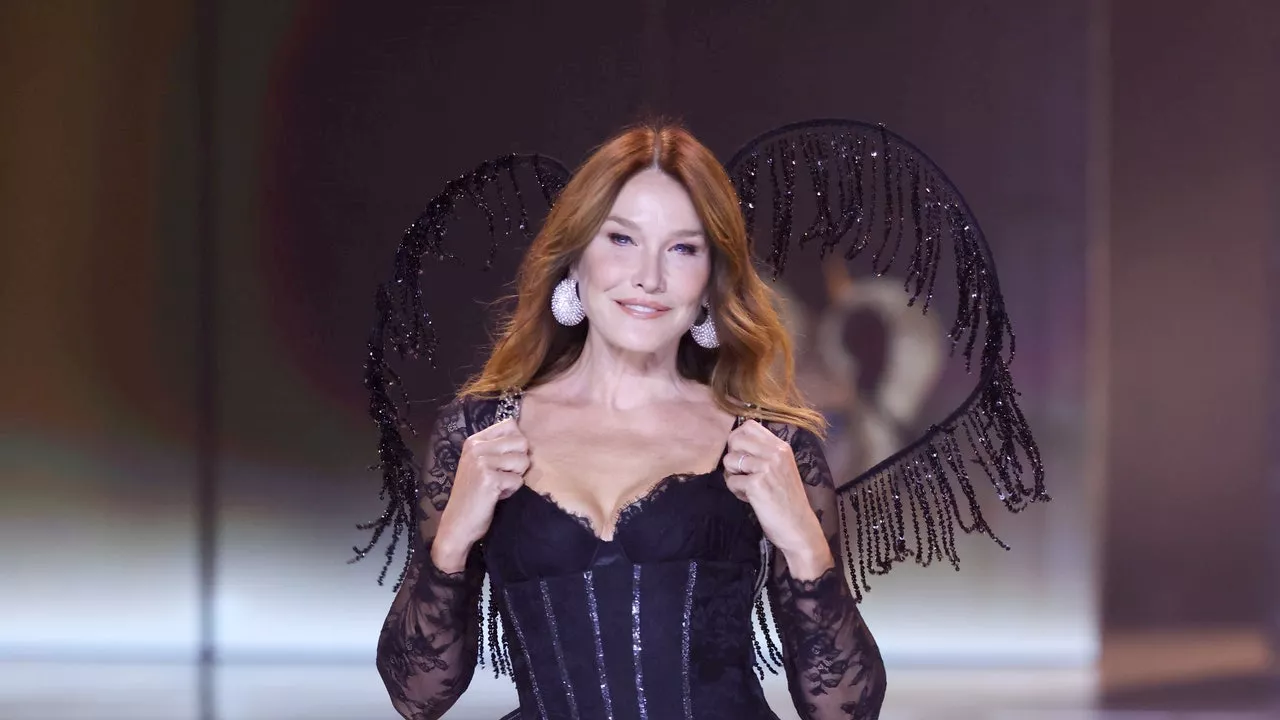 Carla Bruni: Mit 56 Jahren läuft das Supermodel erstmals für Victoria's Secret