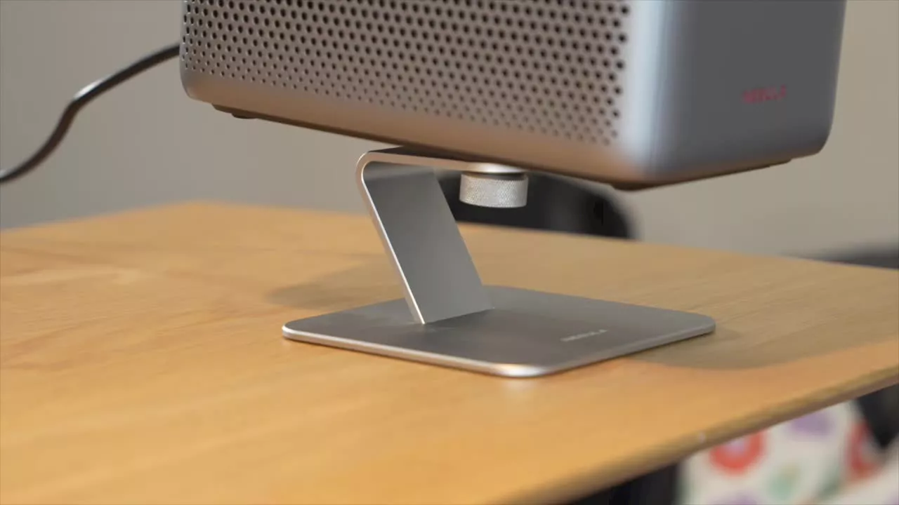 Nebula Desktop Stand: Dezentes Tischstativ für Beamer im Test