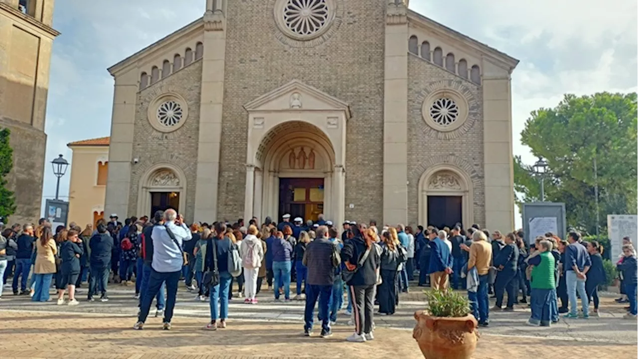 A Senigallia i funerali di Leonardo, il parroco: 'La vita è bella ma fragile, maneggiamola con cura'