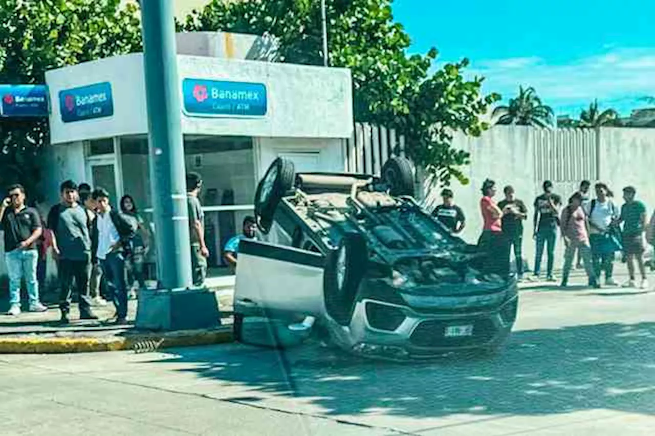 Chocaron camionetas y una volcó, en bulevar Ruiz Cortines, en Boca del Río