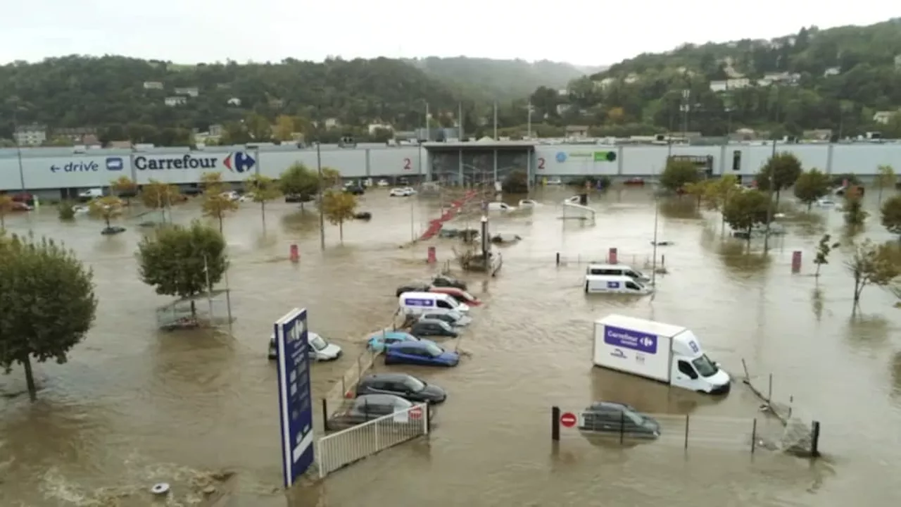 Intempéries dans le Rhône: 47 personnes toujours bloquées dans le Carrefour de Givors, les pompiers...