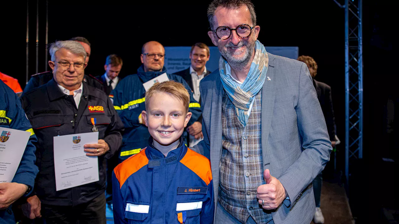 Flut im Saarland: Innenminister ehrt Hochwasser-Held Julian (11)