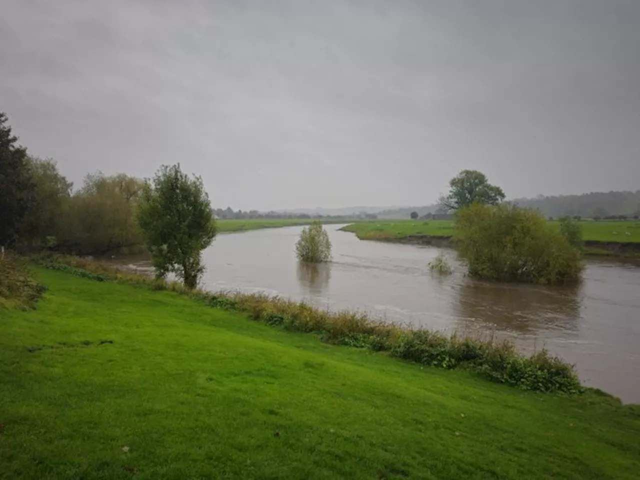 River Ribble flood warning at Ribchester in force