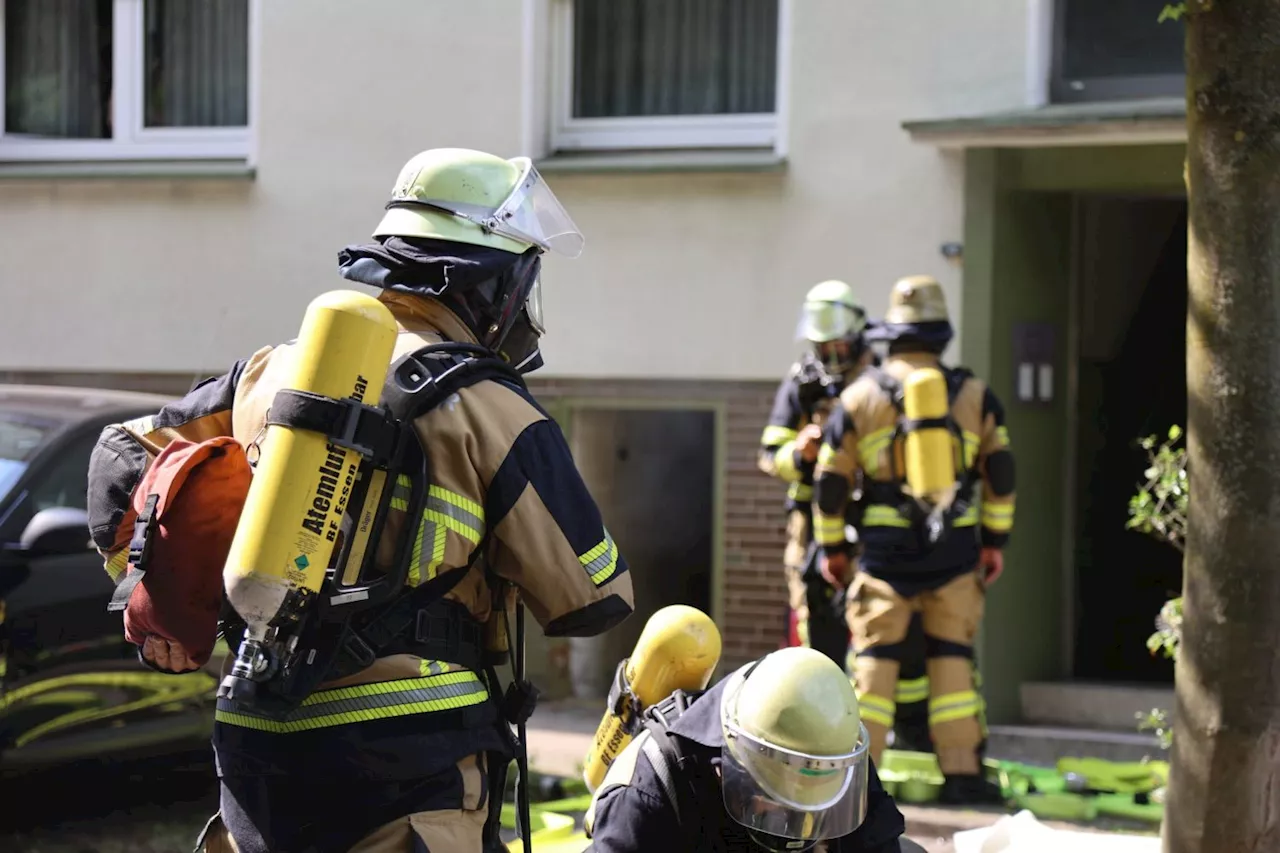 Kellerbrand in einem Mehrfamilienhaus - zahlreiche Menschen betroffen