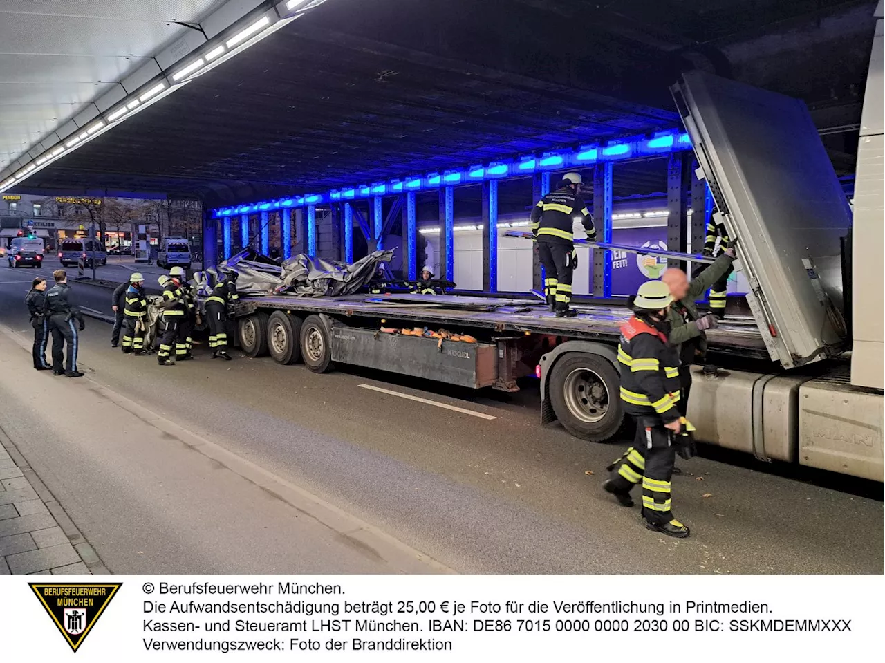 Lkw bleibt in Unterführung hängen (Ludwigsvorstadt)