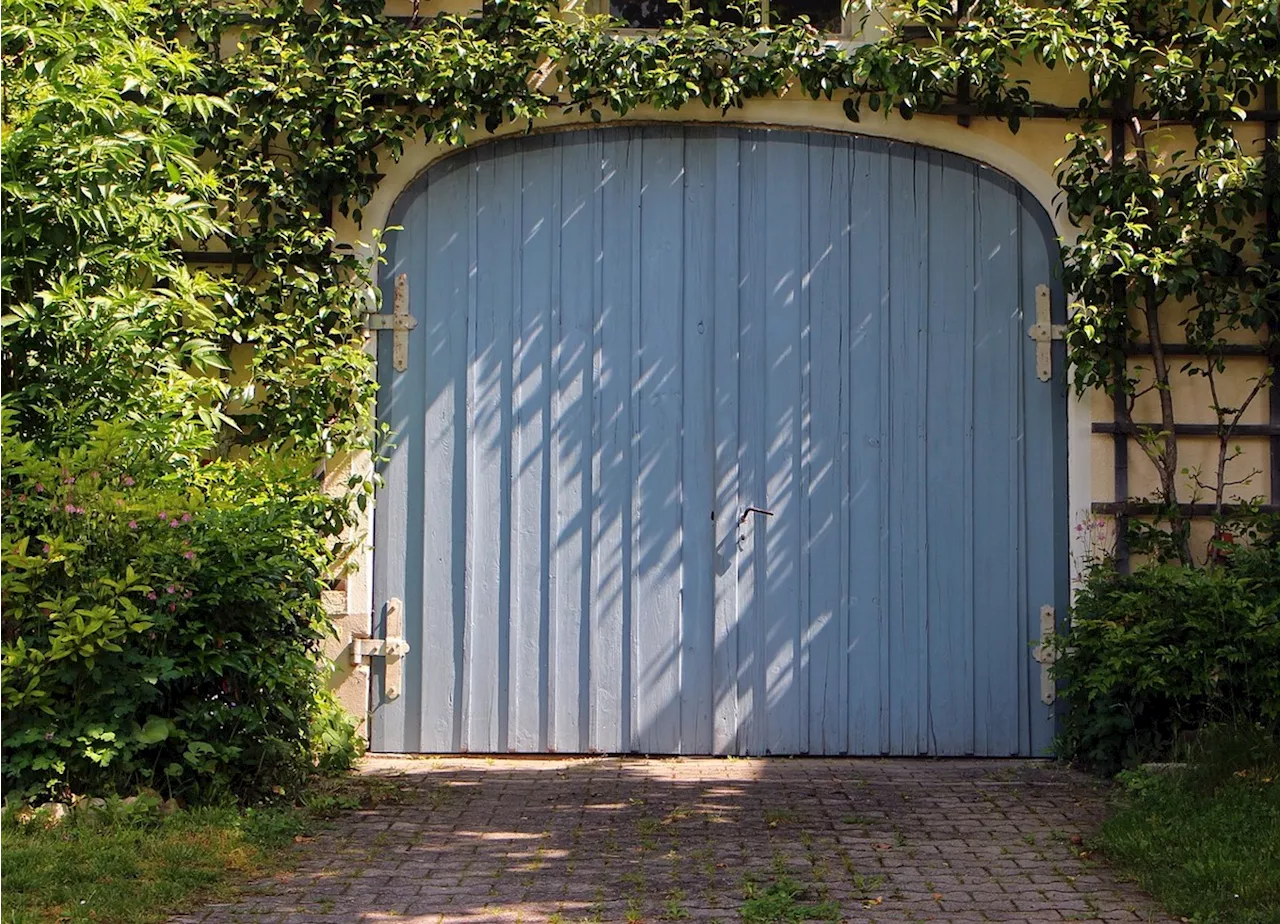 Finistère : un couple retrouve un homme nu ensanglanté dans son garage, ses explications sont lunaires