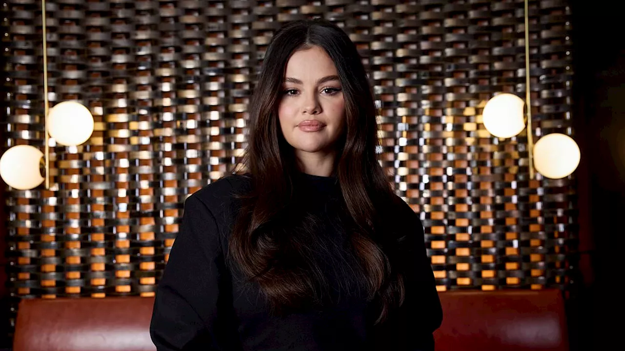 Billionaire Selena Gomez slammed by fans for giving homeless man $20