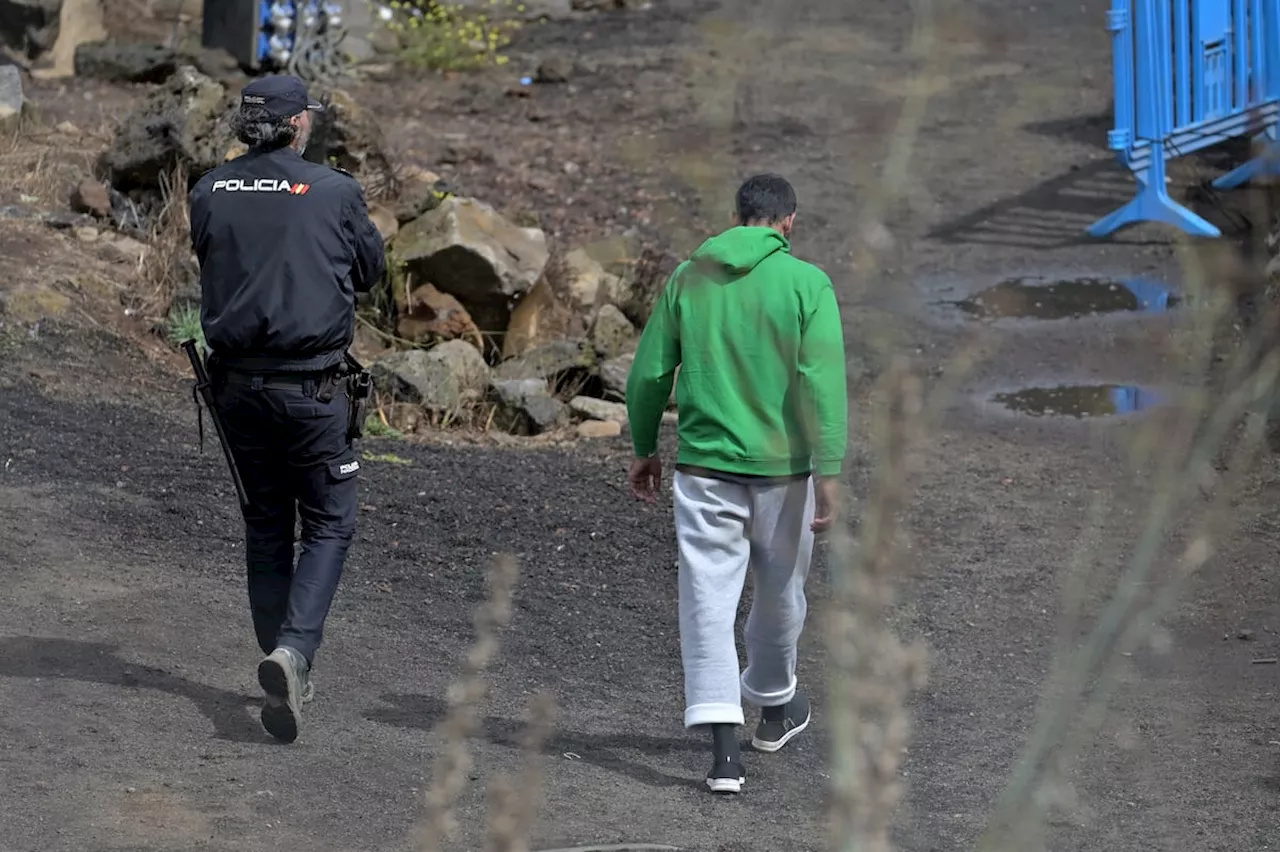 Una familia afgana de diez personas llega a El Hierro en un cayuco