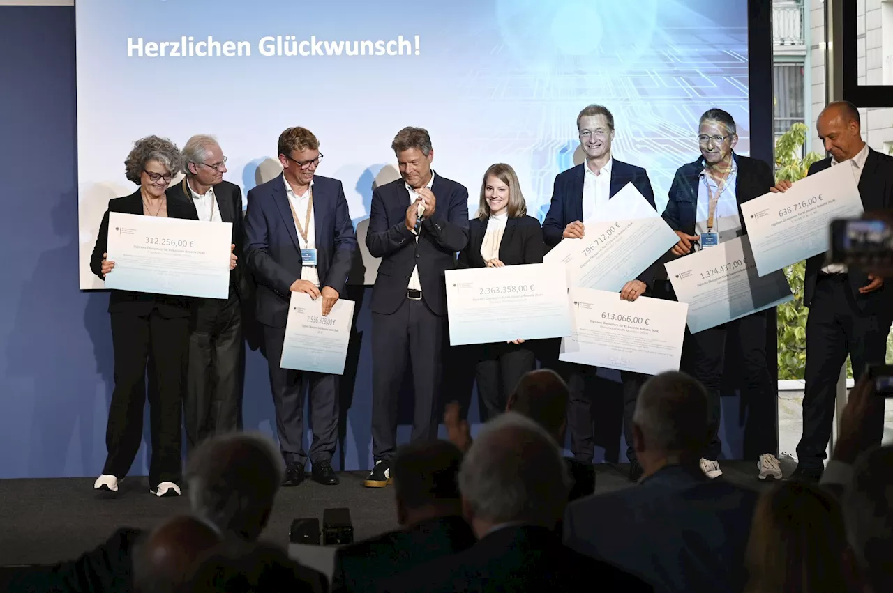 Bundeswirtschaftsminister Robert Habeck übergibt Förderbescheide für RoX-Projekt