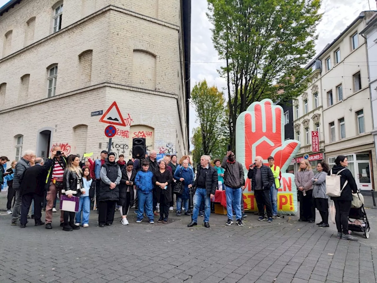 Nach Heiz-GAU: Kundgebung vor Kölner Arbeiterhäuser