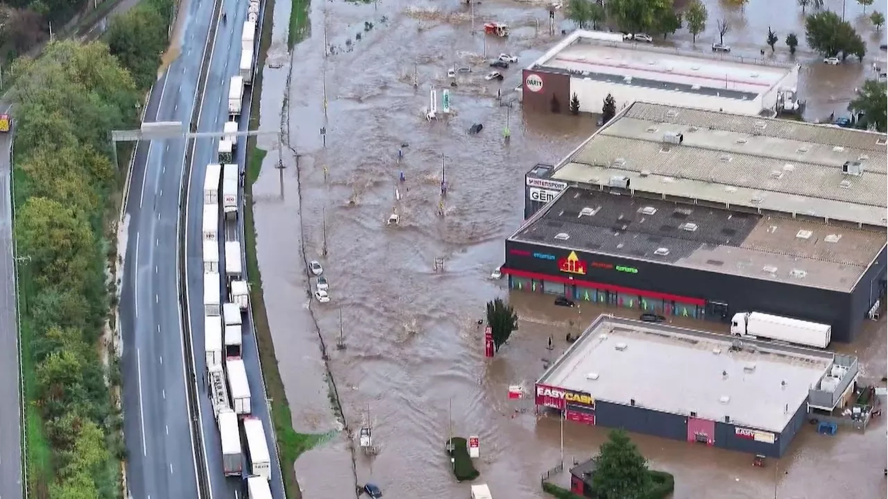 Inondations : des régions paralysées avec des routes et des voies ferrées sous l'eau