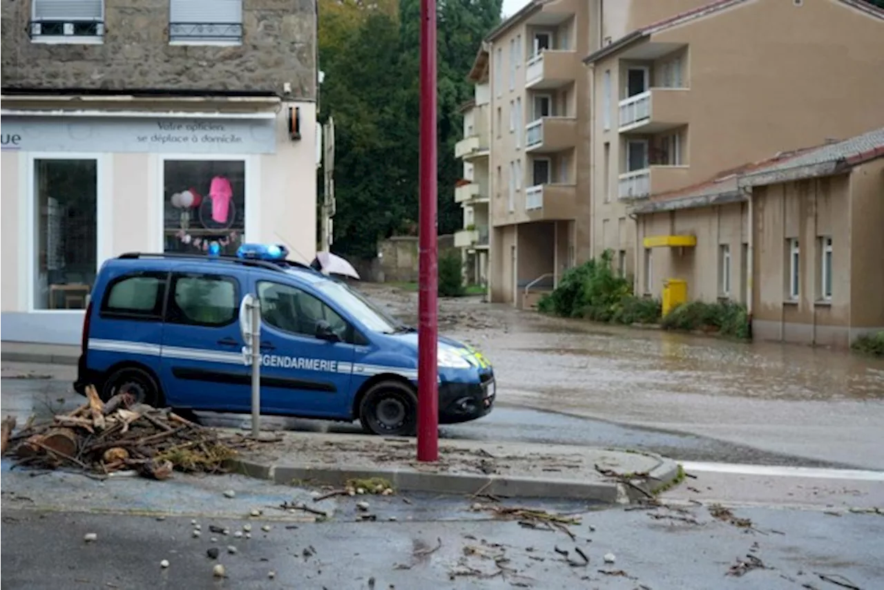 Code rood afgekondigd in Frankrijk voor zware regenval, dorp in Ardèche al volledig ondergelopen