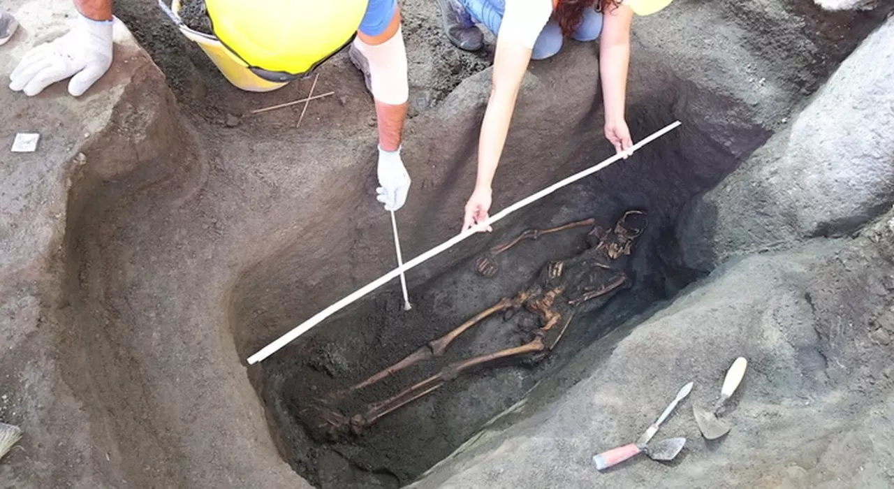 Pompei, nuove scoperte: una necropoli affiora dai lavori per la ferrovia Circumvesuviana