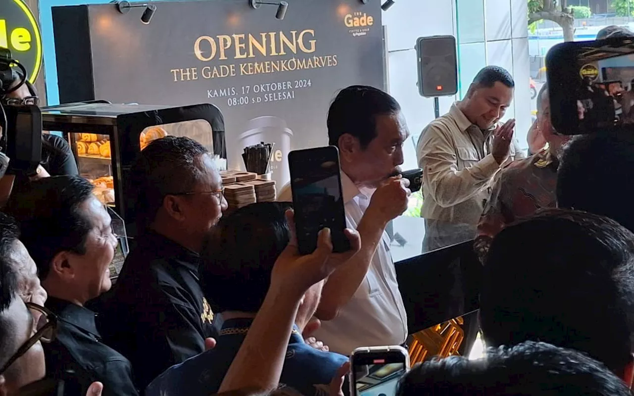 The Gade Pegadaian Buka Outlet di Gedung Kemenko Marves, Luhut Mencicipi Kopi Aceh