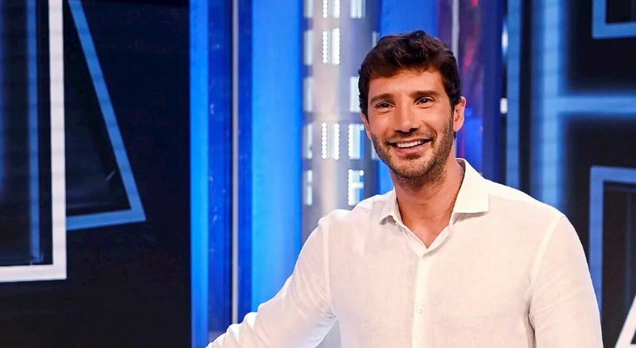 Affari Tuoi, un frastuono interrompe il gioco. La reazione di Stefano De Martino: «È svenuto qualcuno?»