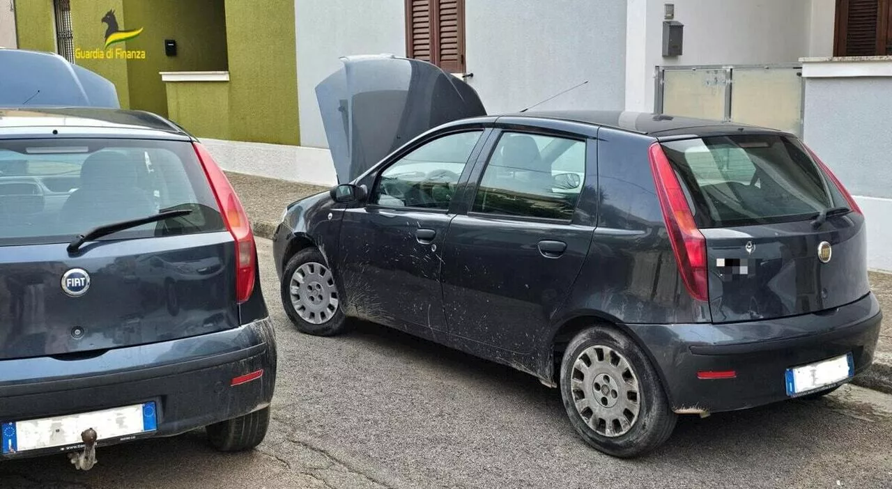 Carrozziere clona l'auto di famiglia per pagare solo una assicurazione: stesso modello e targa in vetroresina