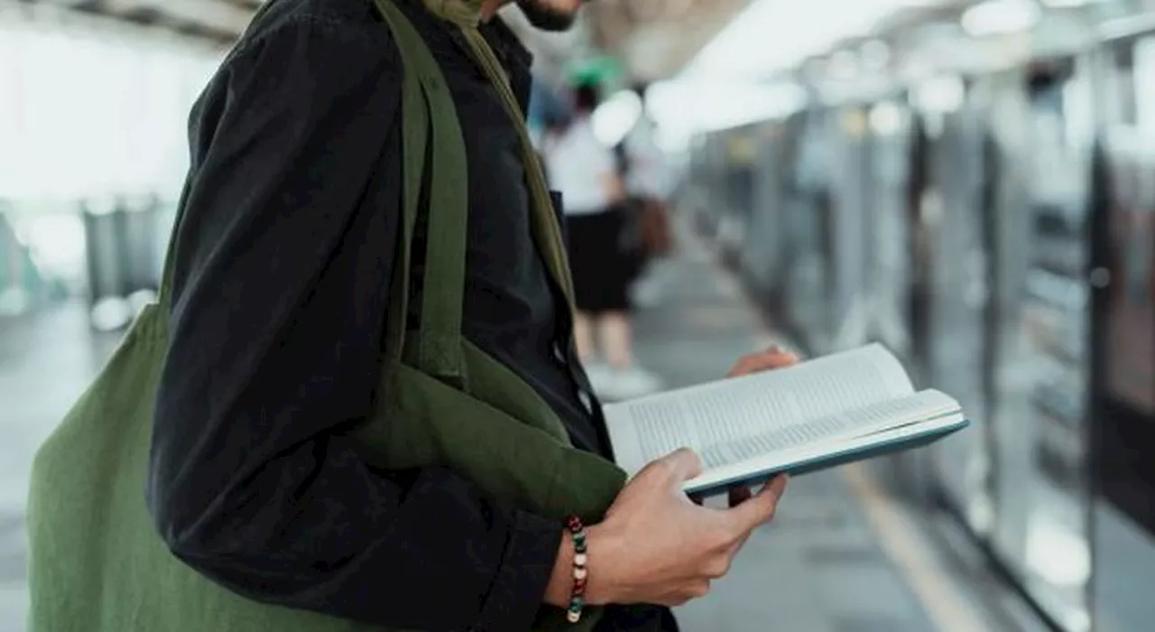 La metro a Roma si trasforma in una libreria viaggiante: qui è “vietato” usare il cellulare